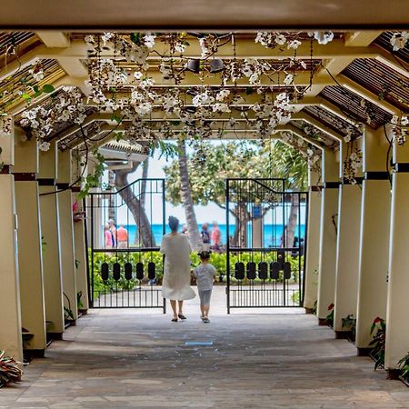 Aston Waikiki Beach Tower Honolulu Kültér fotó The entrance to the Moana Surfrider
