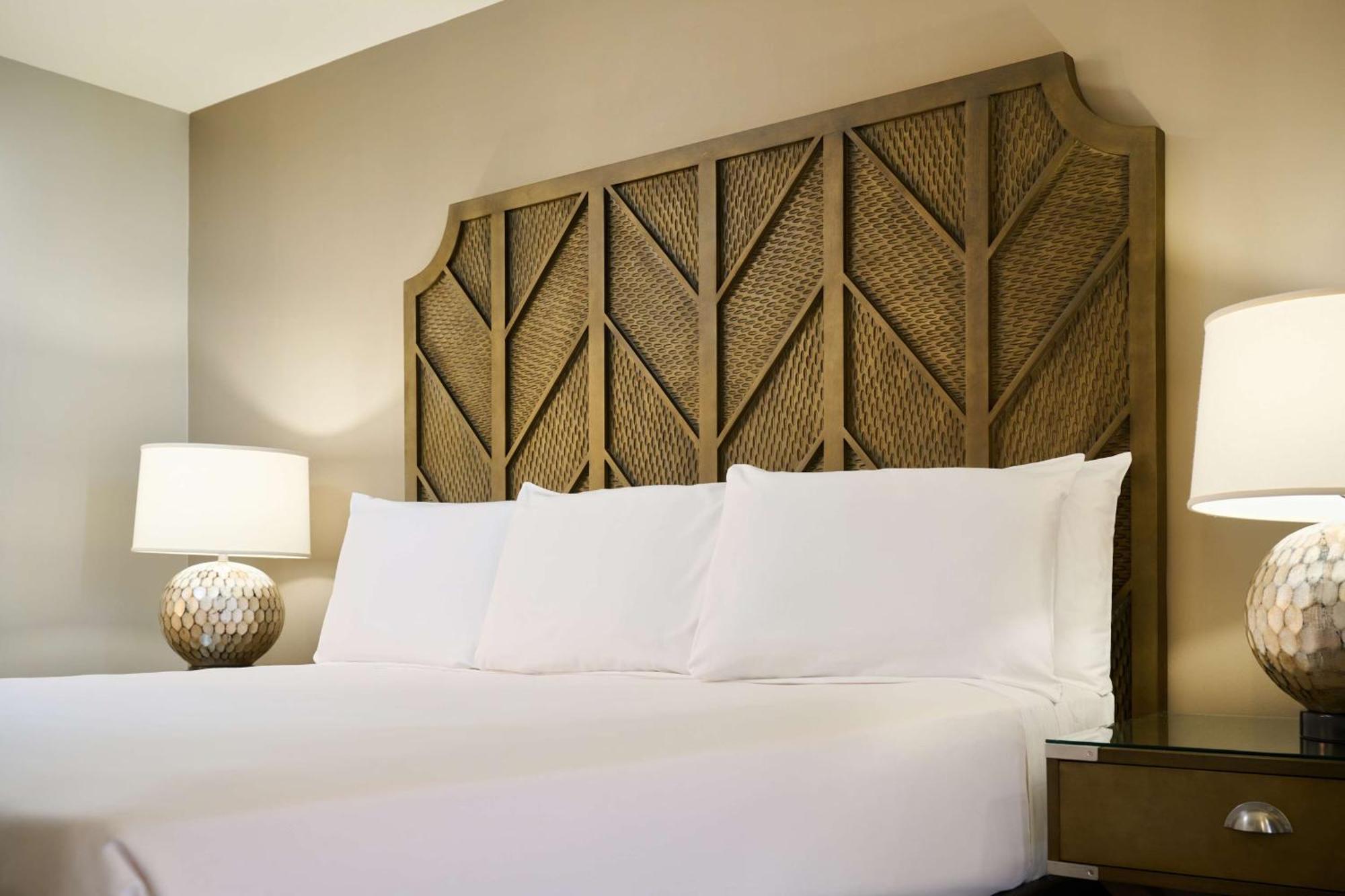 Aston Waikiki Beach Tower Honolulu Kültér fotó A bed with a headboard