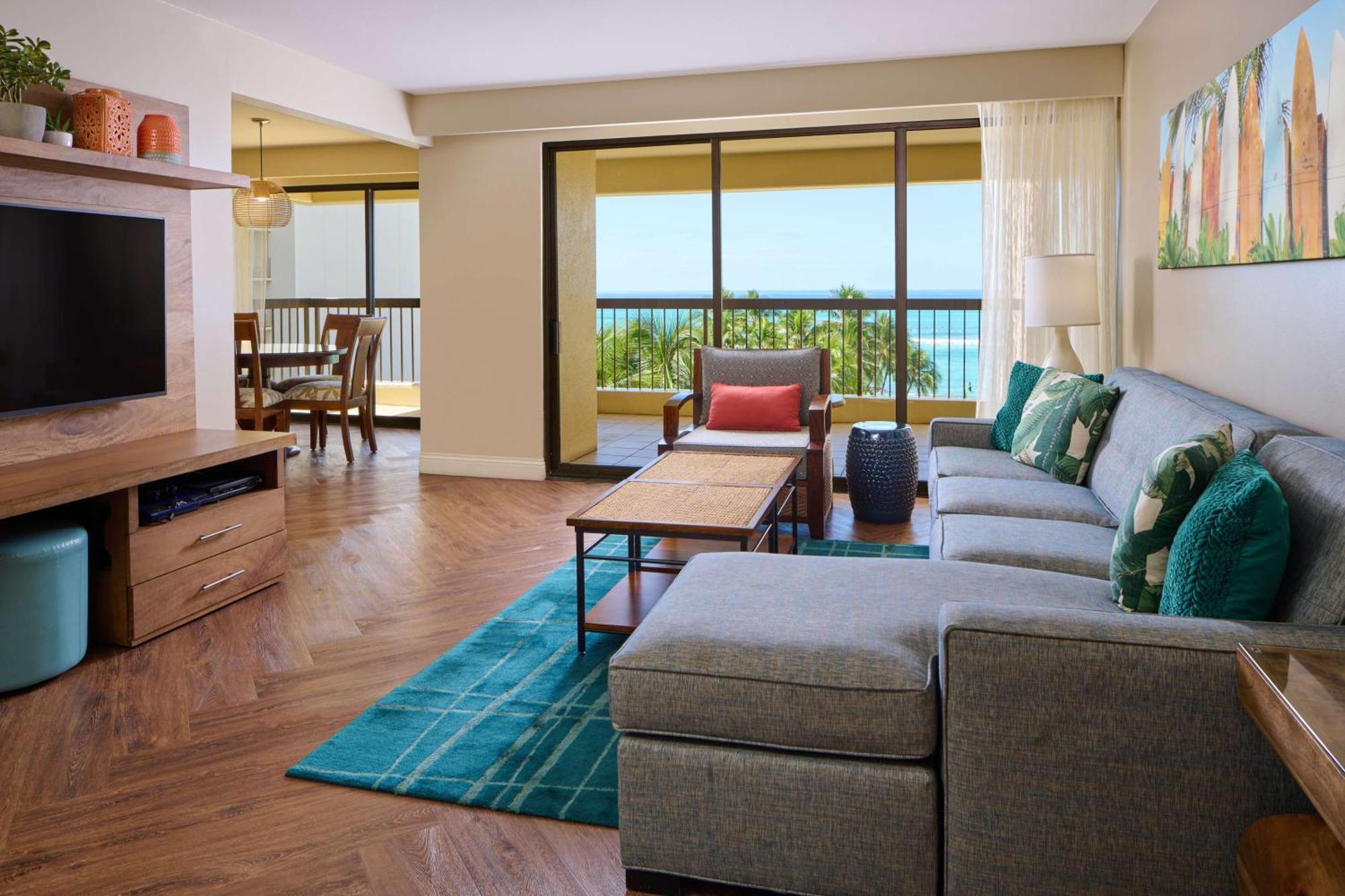 Aston Waikiki Beach Tower Honolulu Kültér fotó Living room of a suite at the Sheraton Waikiki