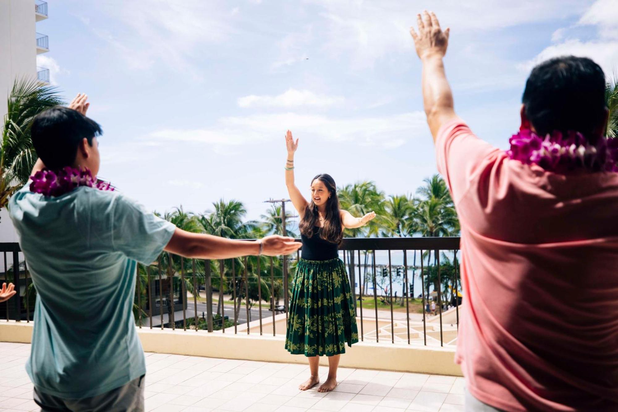 Aston Waikiki Beach Tower Honolulu Kültér fotó Hula dancers at the Hilton Waikiki