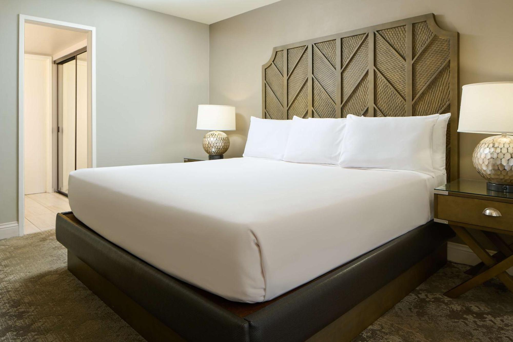 Aston Waikiki Beach Tower Honolulu Kültér fotó A king bed