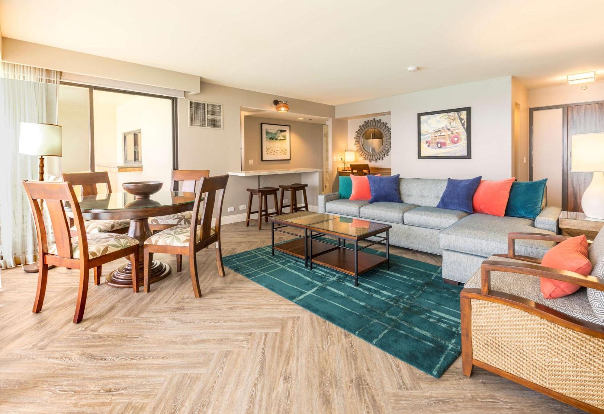 Aston Waikiki Beach Tower Honolulu Kültér fotó A living room at the Hilton Waikoloa Village