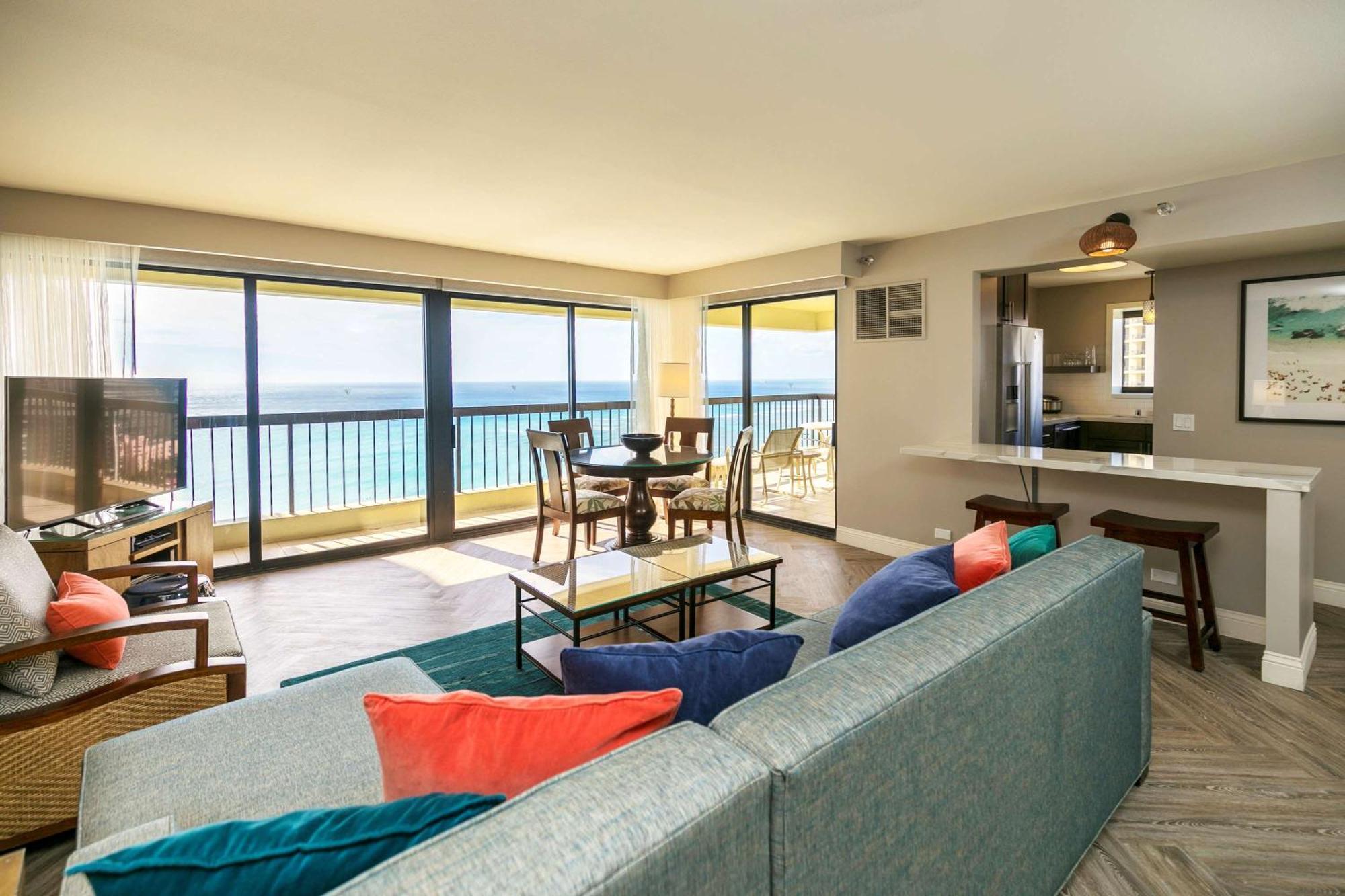 Aston Waikiki Beach Tower Honolulu Kültér fotó A living room at the Hilton San Diego Bayfront
