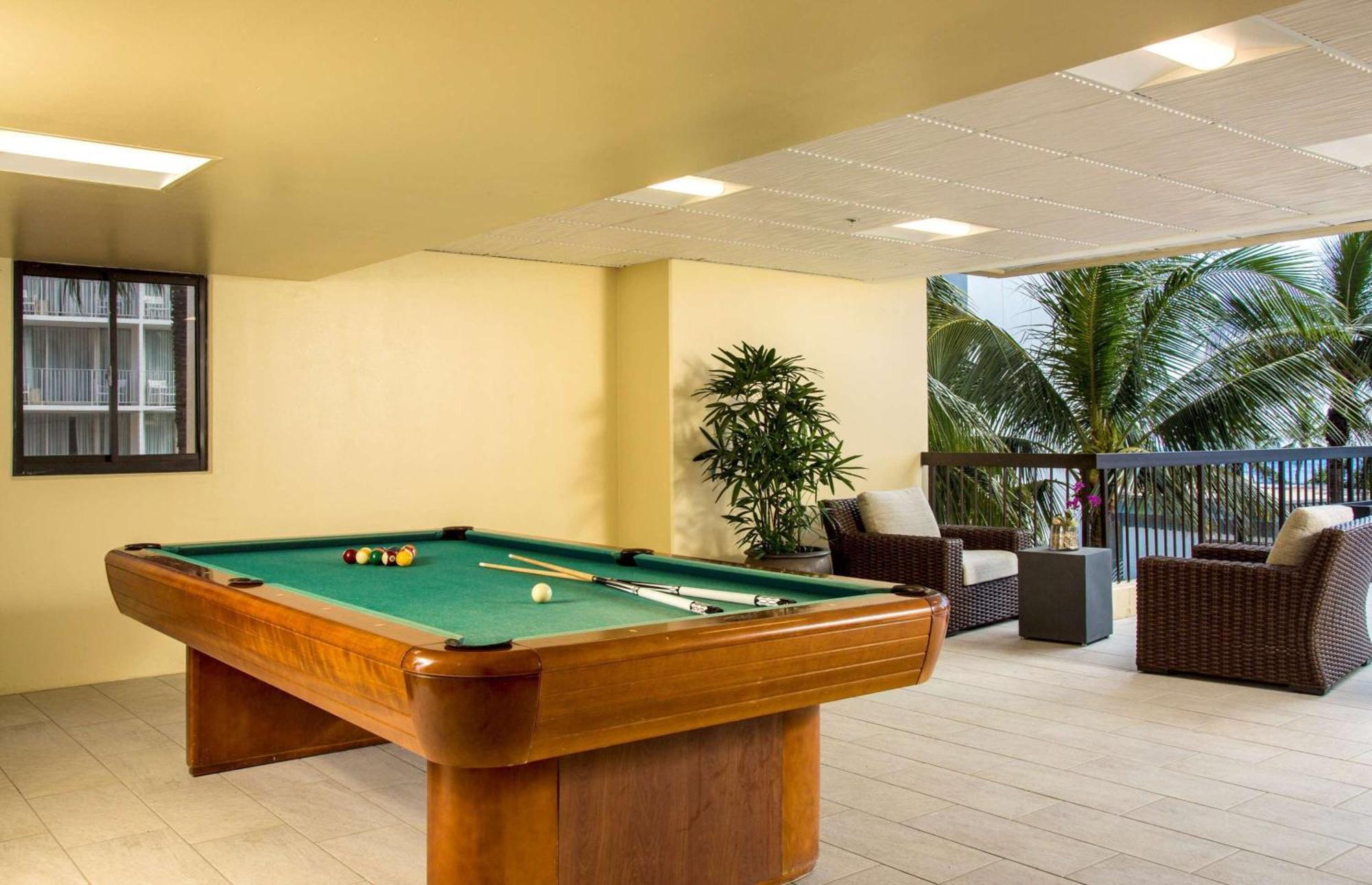 Aston Waikiki Beach Tower Honolulu Kültér fotó A pool table