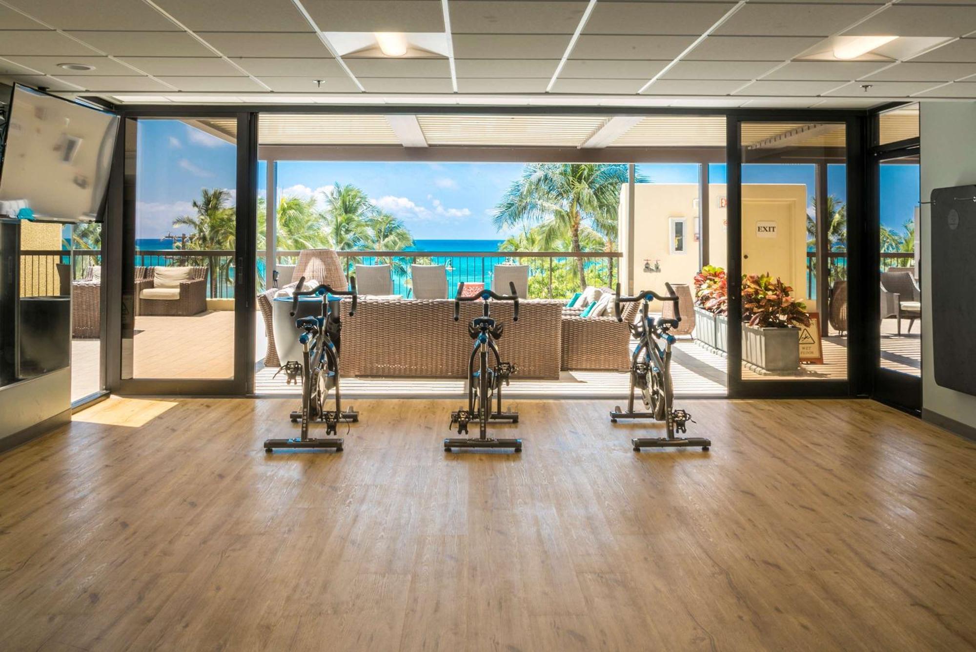 Aston Waikiki Beach Tower Honolulu Kültér fotó The gym at the Hilton Maldives