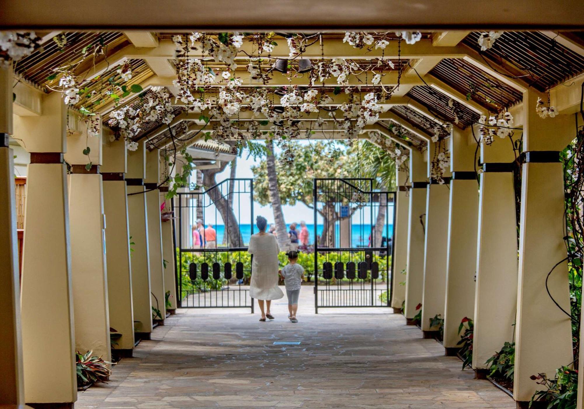 Aston Waikiki Beach Tower Honolulu Kültér fotó The entrance to the Moana Surfrider