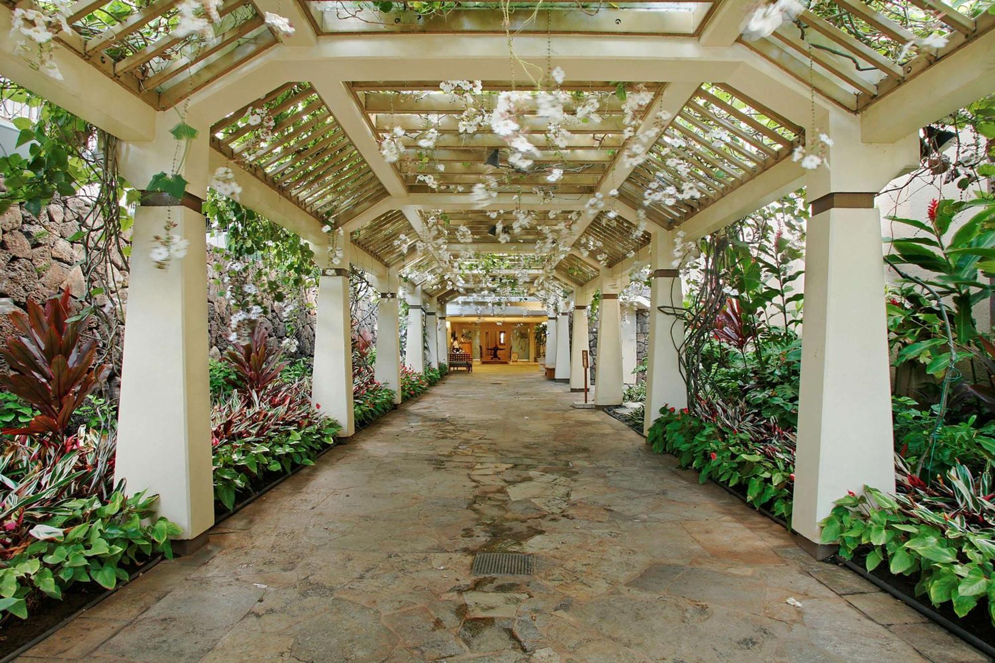 Aston Waikiki Beach Tower Honolulu Kültér fotó The interior of the hotel