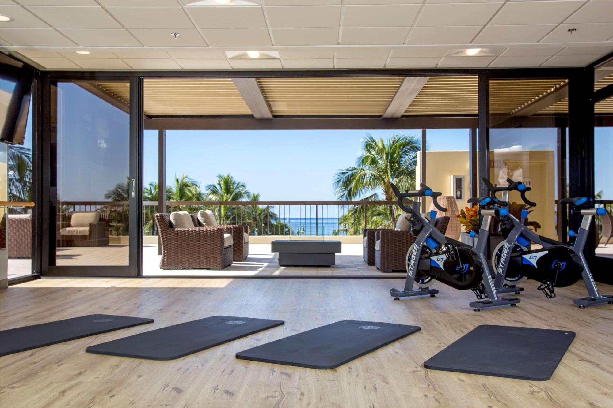 Aston Waikiki Beach Tower Honolulu Kültér fotó The gym at the Four Seasons Resort