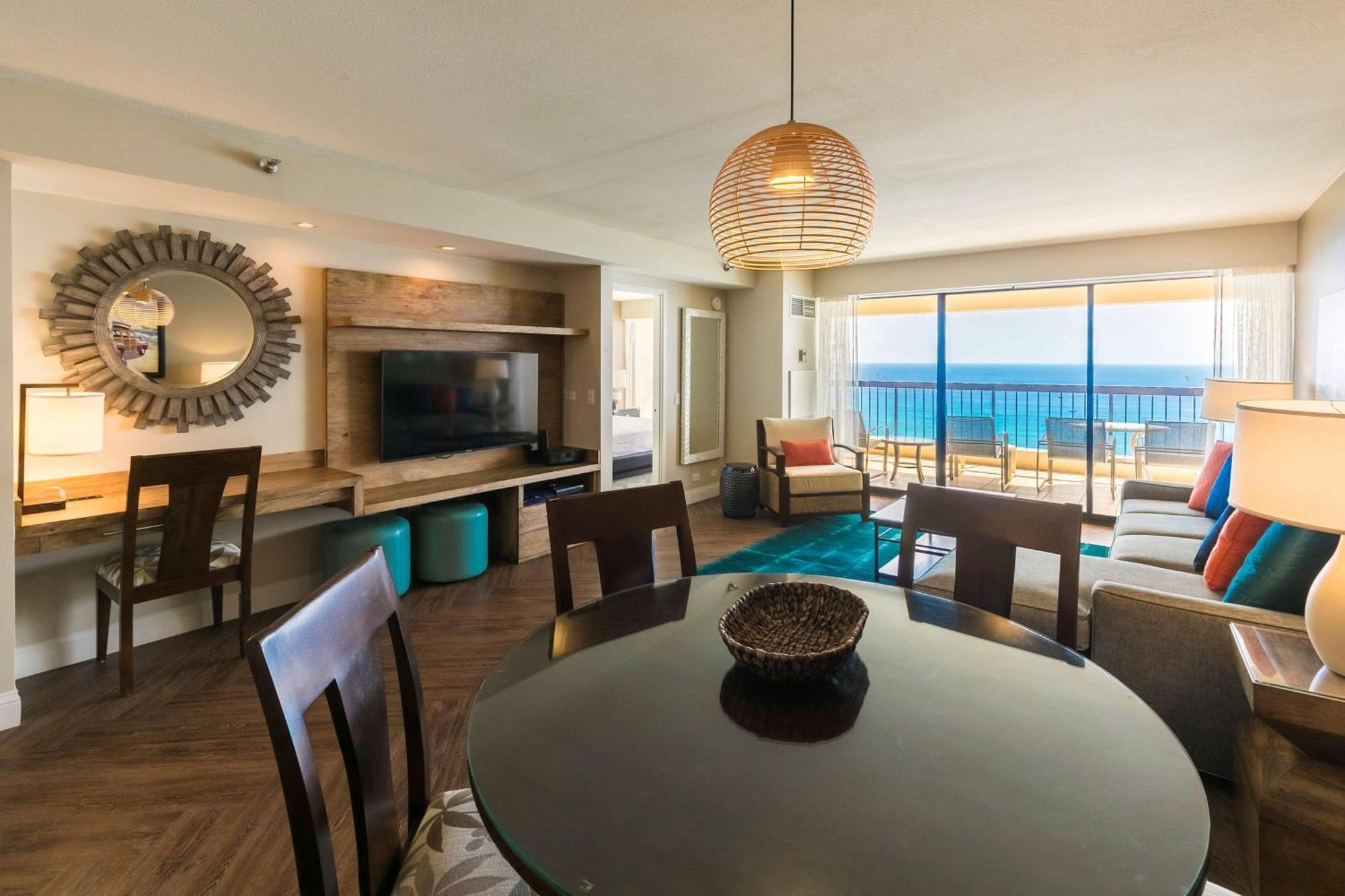 Aston Waikiki Beach Tower Honolulu Kültér fotó A suite at the Hilton Anatole