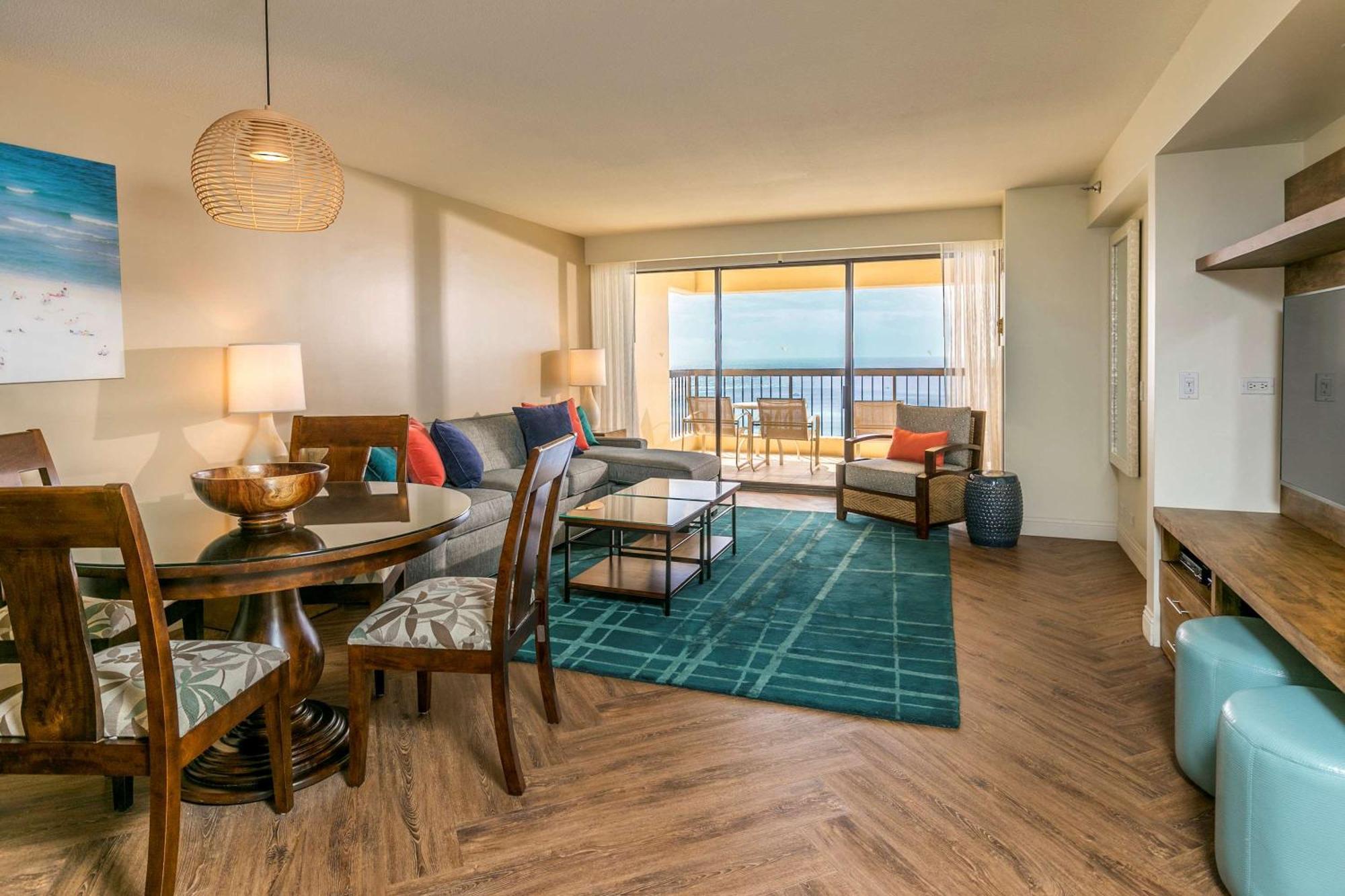 Aston Waikiki Beach Tower Honolulu Kültér fotó Living room at the Hyatt Regency Waikiki