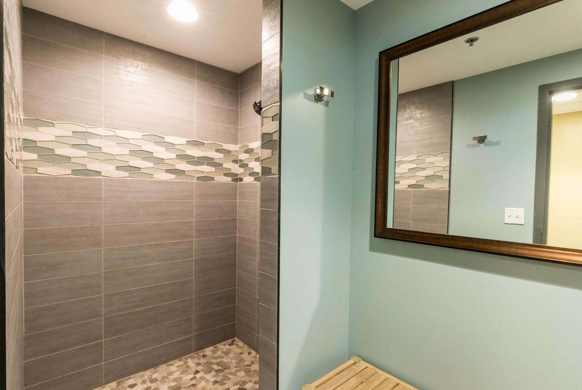Aston Waikiki Beach Tower Honolulu Kültér fotó A walk-in shower