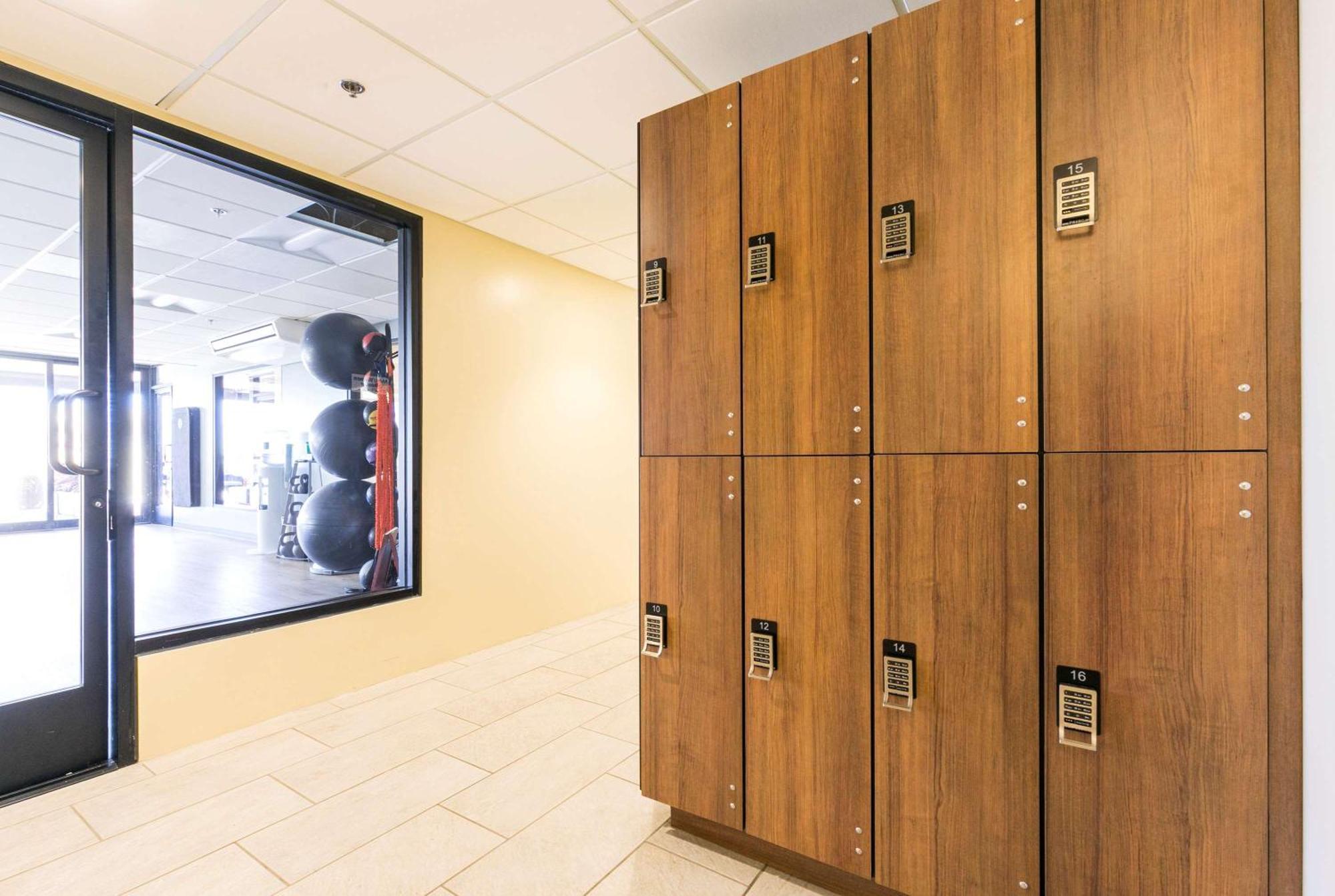 Aston Waikiki Beach Tower Honolulu Kültér fotó Wood lockers