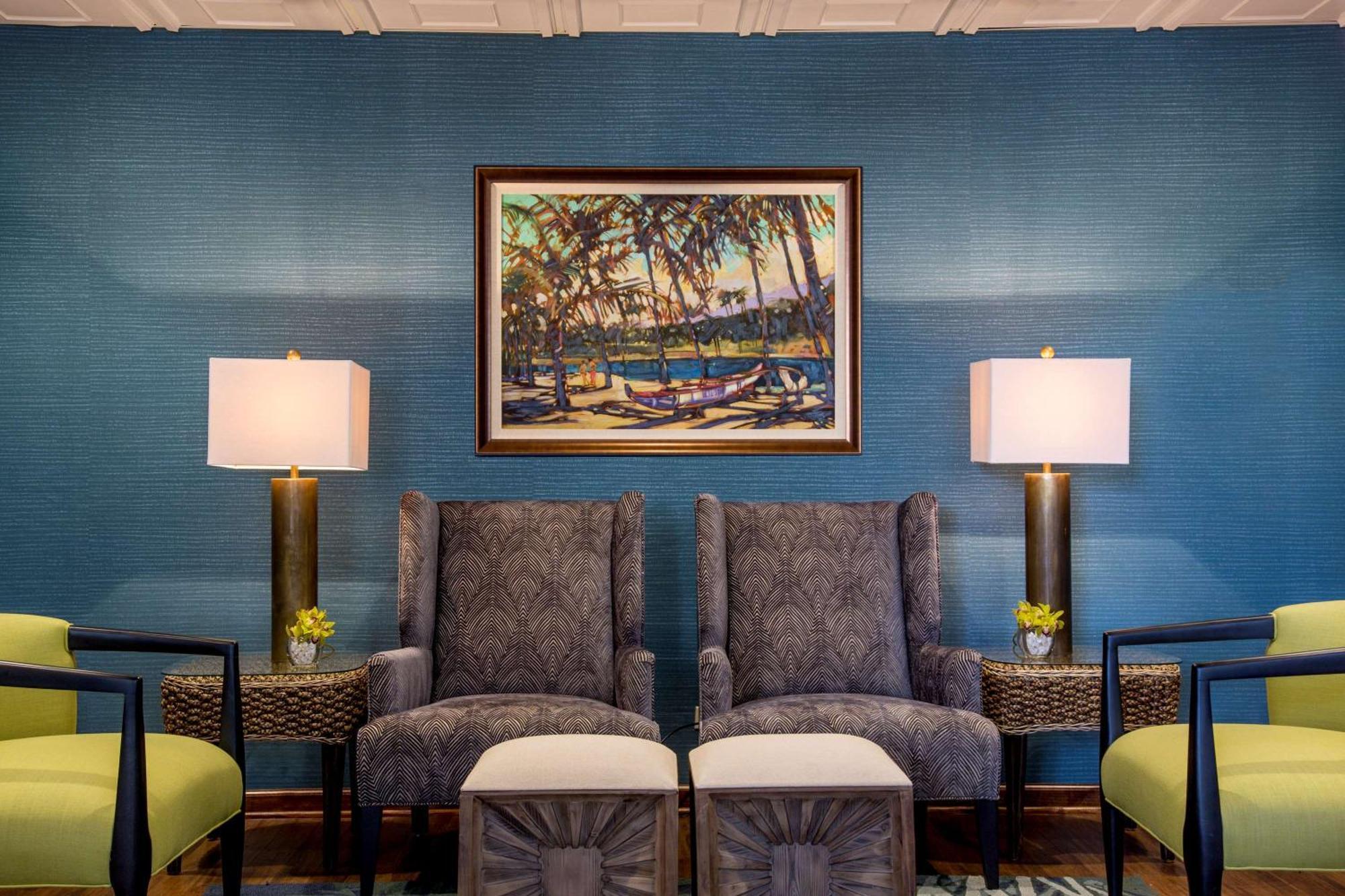 Aston Waikiki Beach Tower Honolulu Kültér fotó The interior of the lobby at the Inn at Palmetto Cove