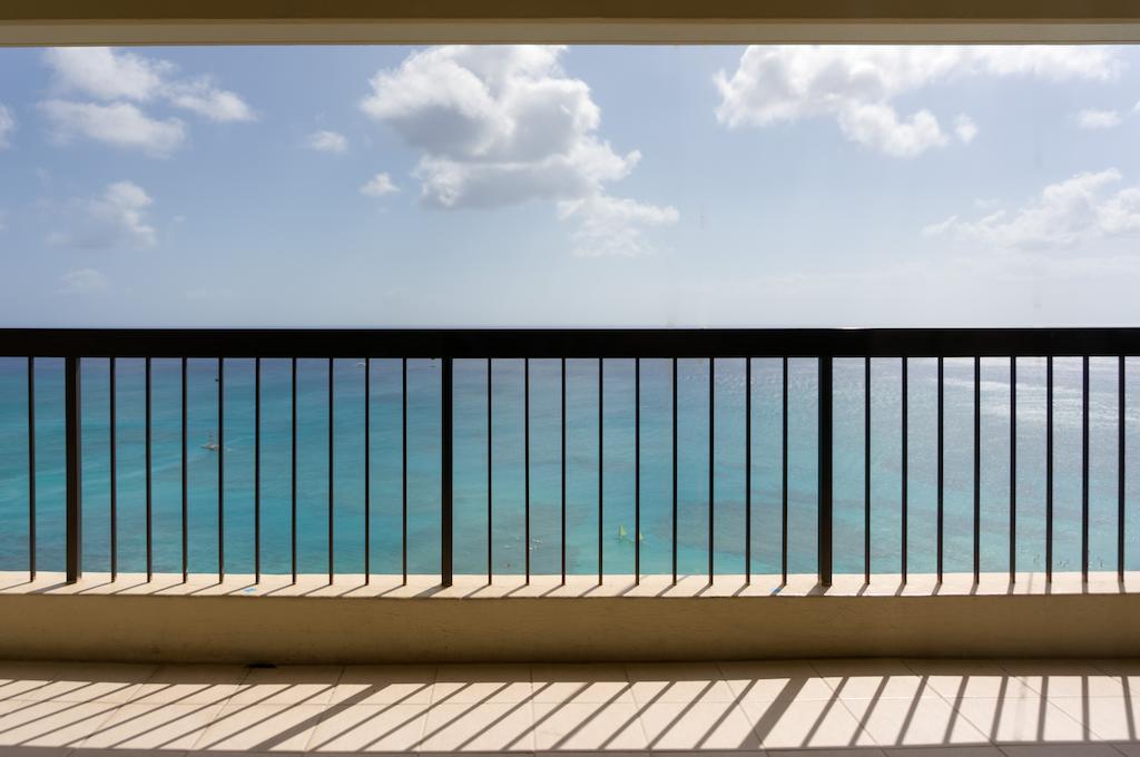 Aston Waikiki Beach Tower Honolulu Kültér fotó A balcony